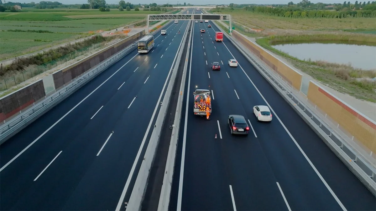 Limiti autostrada UE: 100 km/h per le termiche, 130 per le elettriche? La proposta austriaca